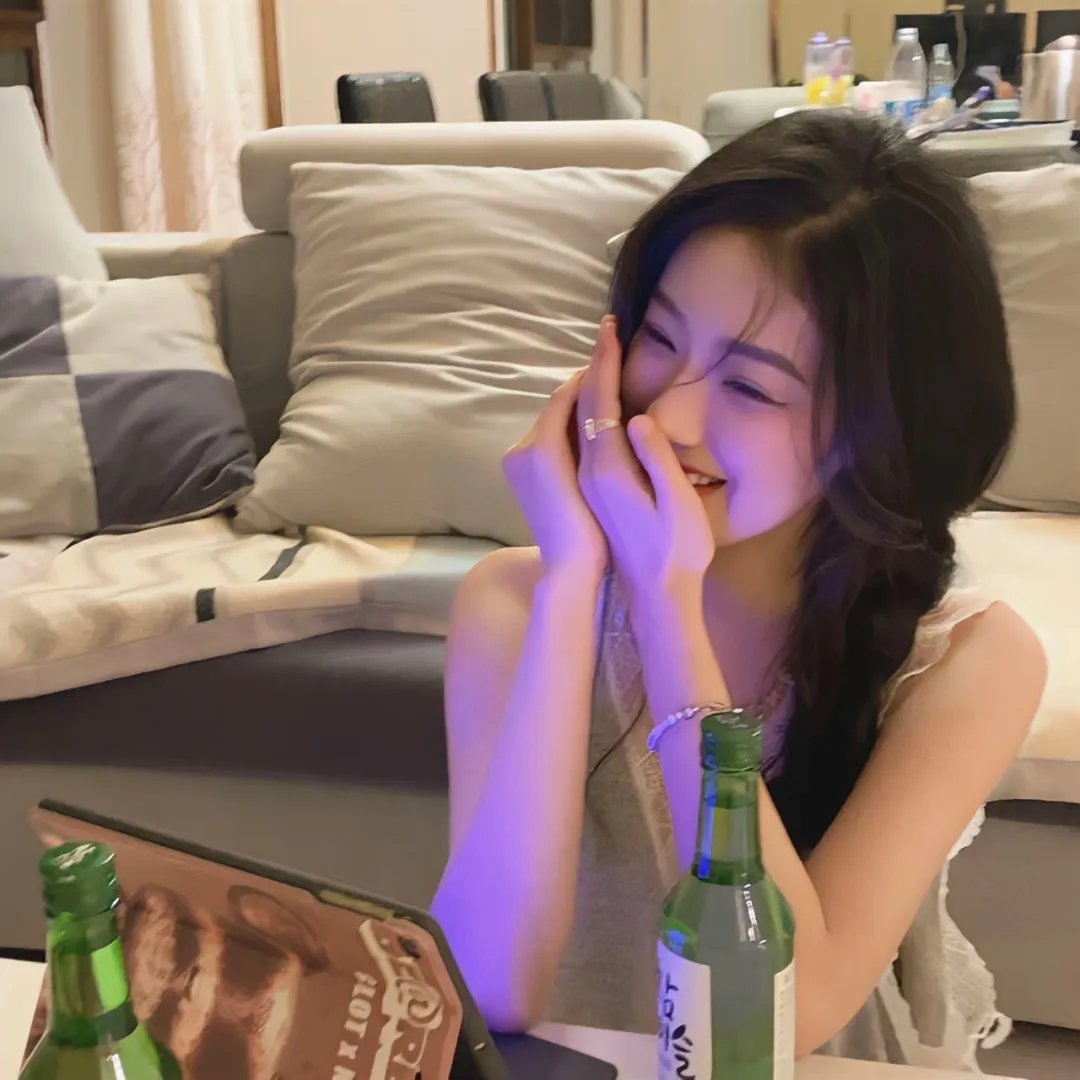 51黑料网曝 - 某顶流男星被曝与经纪人隐婚三年，女方已孕